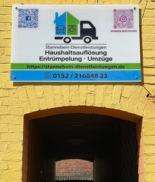 Firmenschild aus Acrylglas drucken lassen in individueller Größe – inkl. kostenlosem Design und schneller Lieferung